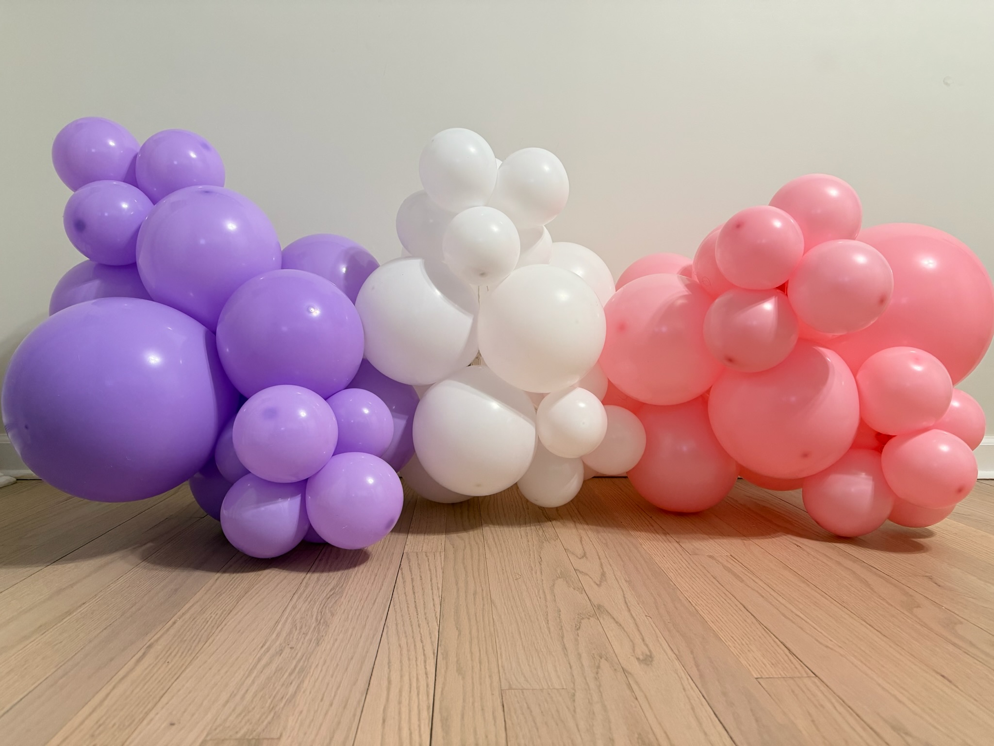 Organic balloon clusters in purple, white and pink